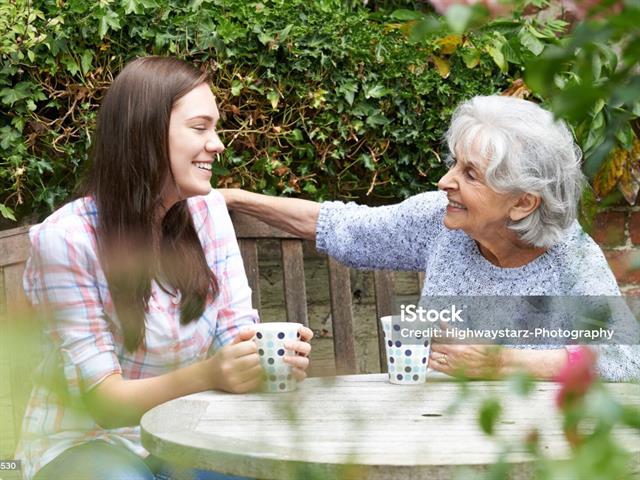 Oma und Enkelin mit Tasse