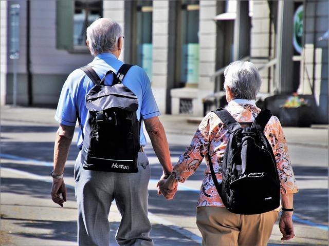 Älteres Ehepaar mit Rucksack